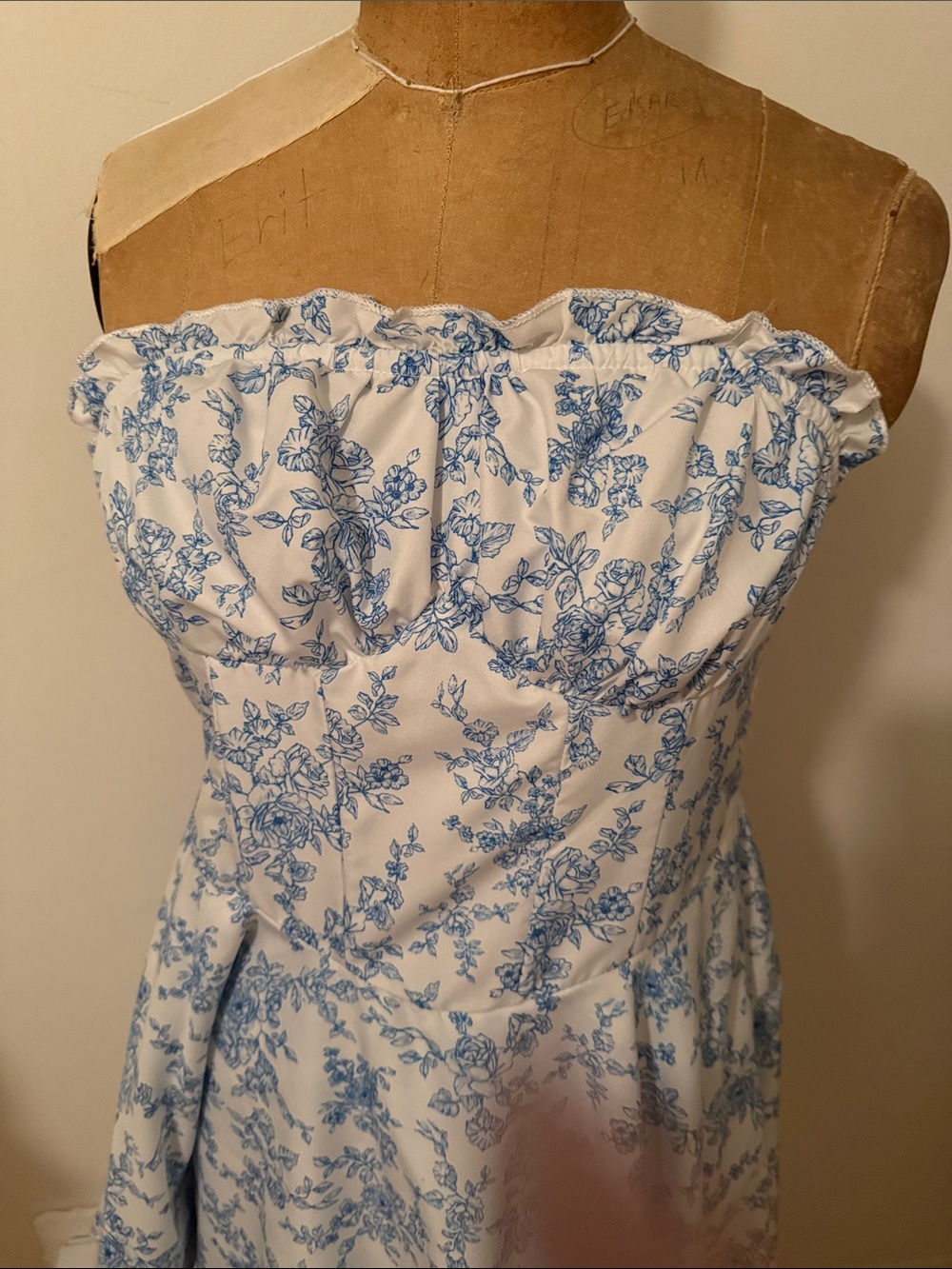 White Ditsy Floral Strapless Dress With Cinched Waist And Double Layer Dress - Picture 2 of 12